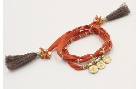 Pulsera de seda natural naranja con rueda estriada