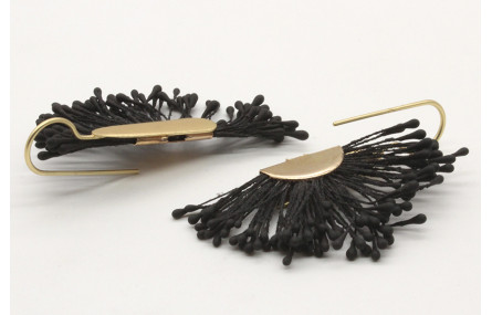 Pendientes de lamina oro mate con estambres en col