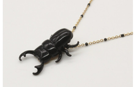 Solitario cadena bolita negra esmaltada y escaraba