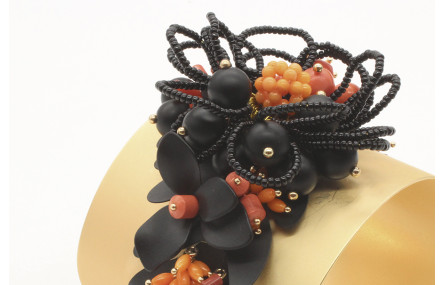 Brazalete con flores negras mates y burruños de co