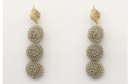 Pendientes con tres bolas rizadas esmatadas en gri