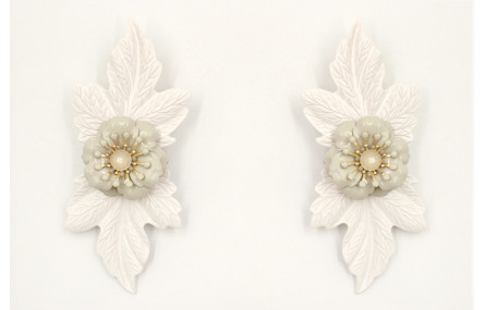 Pendientes hosjas esmaltadas blancas y flor centra