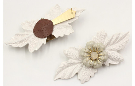 Pendientes hosjas esmaltadas blancas y flor centra