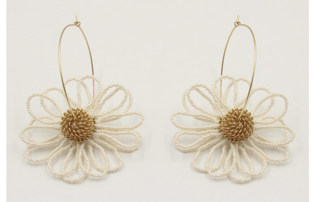 Pendiente aro oro mate con flor de abalorio perlad