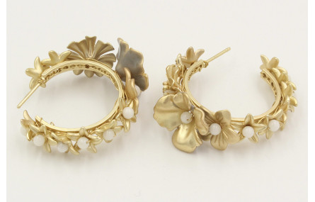 Pendientes cosido con flores oro mate y rematadas