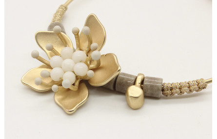 Pulsera rigida con piedras color topo y flor centr