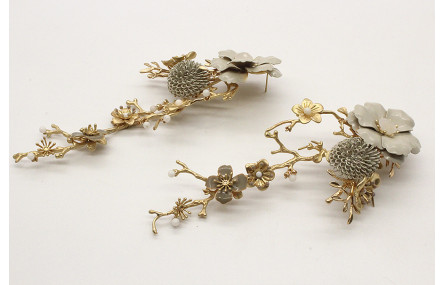 Pendientes rama coral oro mate con flor esmaltada