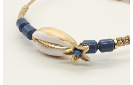 Pulsera rigida con macrame dorado palido, caracola