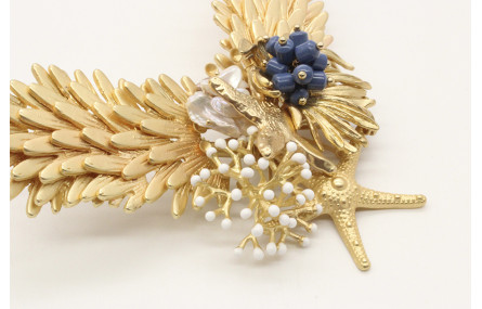 Collar en V con escamas, estrellas,nenufar todo en