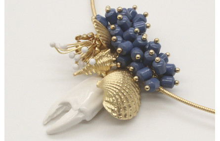 Collar rigido fino con burruño piedras azules, pat