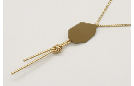 Collar cadena eslabón plano en oro mate con pieza