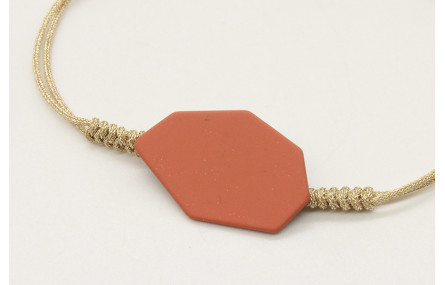 Pulsera nudo serpiente con pieza esmaltada coral. 