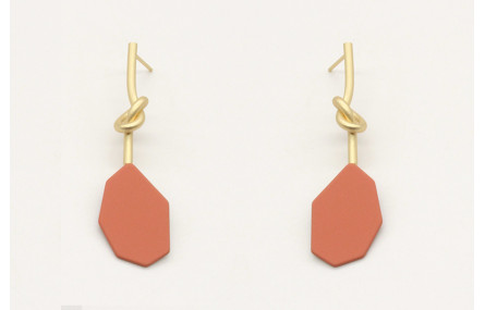 Pendientes perno nudo largo en oro mate y pieza es