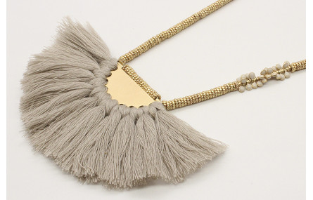 Collar macrame gris con semidisco de pompones gris