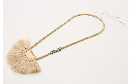 Collar macrame rosita con semidisco de pompones be