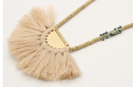 Collar macrame rosita con semidisco de pompones be