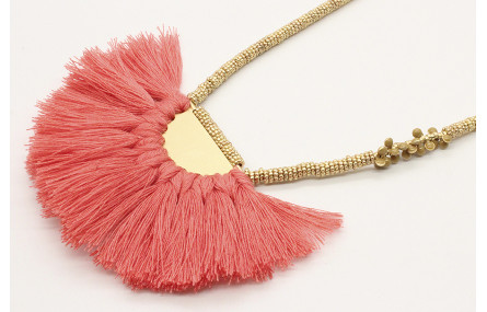 Collar macrame teja con semidisco de pompones cora