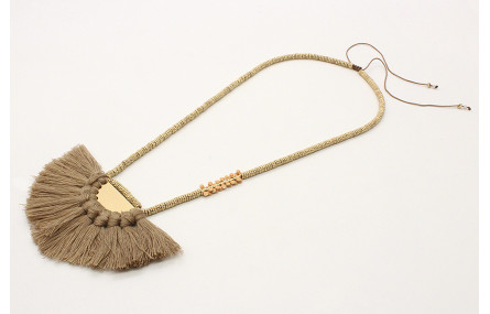 Collar macrame teja con semidisco de pompones marr