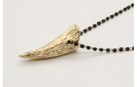 Solitario cadena miyuki negro con colgante cuerno