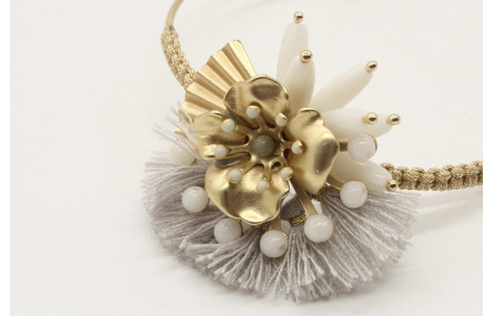 Pulsera hilo macrame oro palido con corales blanco