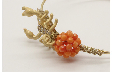 Pulsera rigida con escarabajo de brillos, bola de 