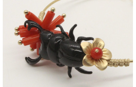 Pulsera rigida con escarabajo esmaltda negro, tubo