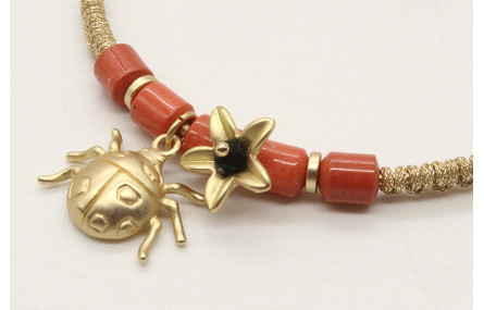 Pulsera rigida con escarabajo pelotero en oro mate