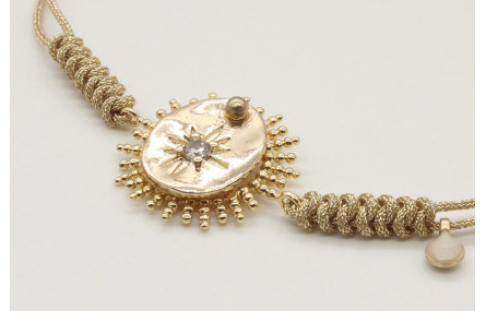 Pulsera nudo serpiente en oro palido con sol y dis