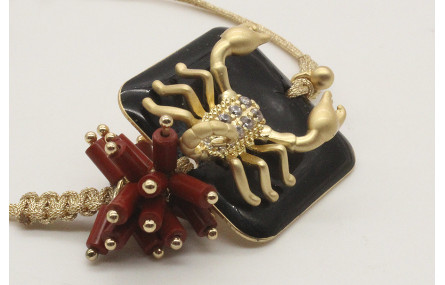 Pulsera macrame oro palido con cuadrado negro, esc