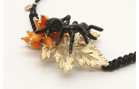 Pulsera nudo serpiente negra con hoja calada oro, 