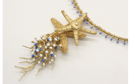 Collar rigido con cadena de cerillas azules, estre