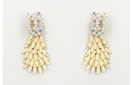 Pendientes aro forrado con perlas colgando escamas