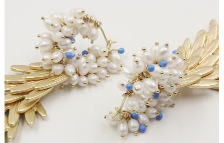 Pendientes aro forrado con perlas colgando escamas