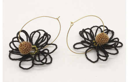 Pendientes aro oro mate con flor de abalorio negro