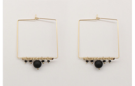 Pendientes arete cuadrado con bolas negras y macra