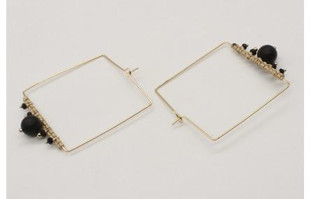 Pendientes arete cuadrado con bolas negras y macra