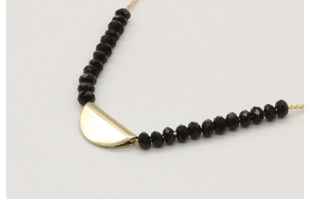Collar cadena fina oro brillo con facetadas negras