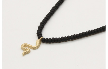 Collar cadena fina oro brillo con abalorio negro m