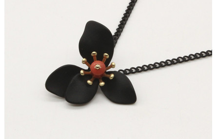 Collar cadena eslabón negro con flor esmaltada neg