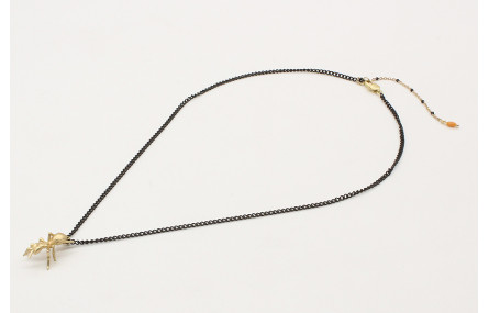 Collar cadena eslabón negro  con hormiga oro mate.