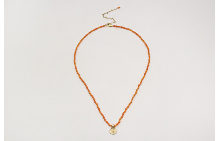 Collar con coralitos naranjas y colgante sol. Larg
