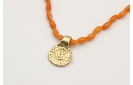 Collar con coralitos naranjas y colgante sol. Larg