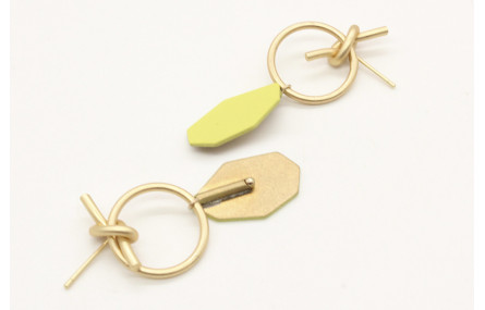 Pendientes perno aro nudo en oro mate con pieza pi