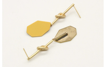 Pendiente nudo largo en oro mate con pieza esmalta