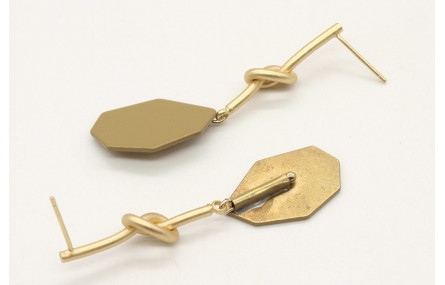 Pendiente nudo largo en oro mate con pieza esmalta