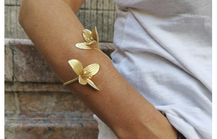 Pulsera con 2 flores en oro mate.