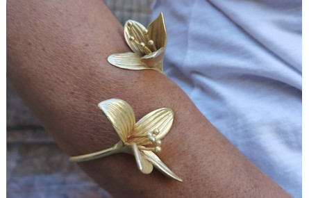 Pulsera con 2 flores en oro mate.
