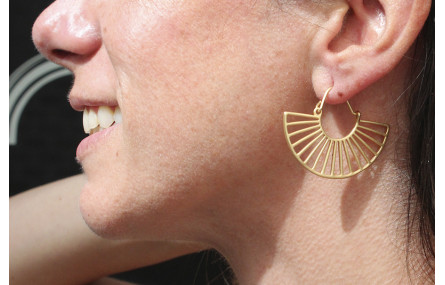 Pendientes en semicirculo en oro mate