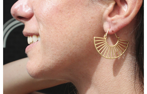 Pendientes en semicirculo en oro mate