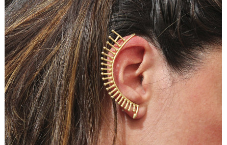 Pendiente arqueado con pivotes oro mate